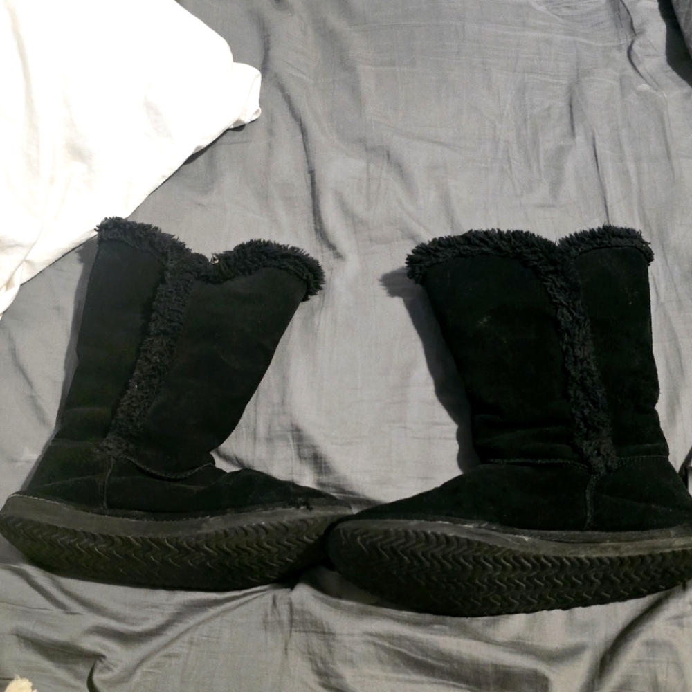 Black tall winter boots. Size 8